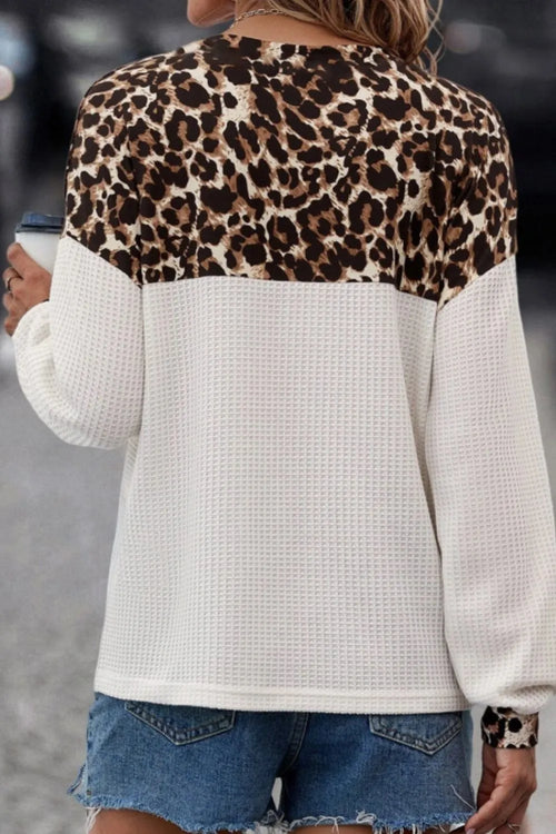 Blusa de Punto Waffle con Estampado Leopardo y Cuello V – Mujer