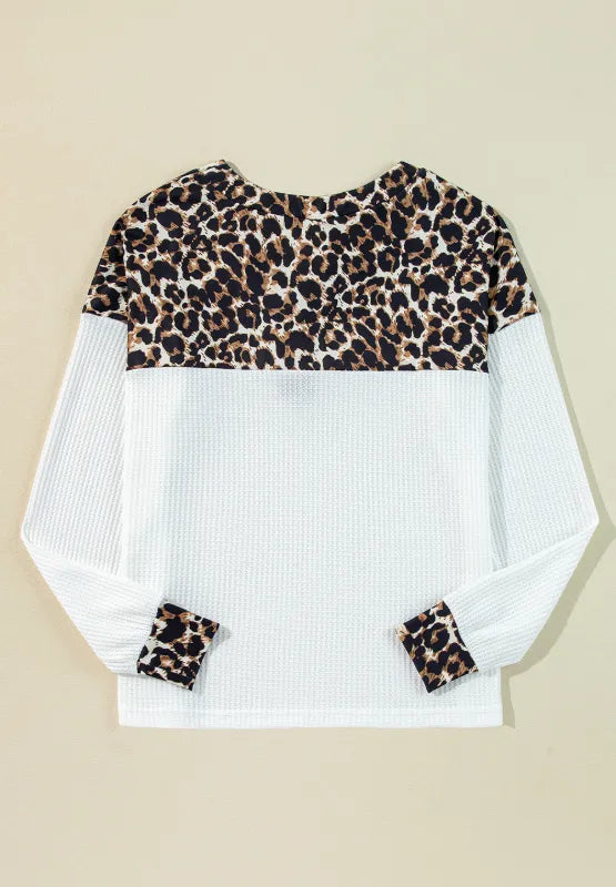 Blusa de Punto Waffle con Estampado Leopardo y Cuello V – Mujer