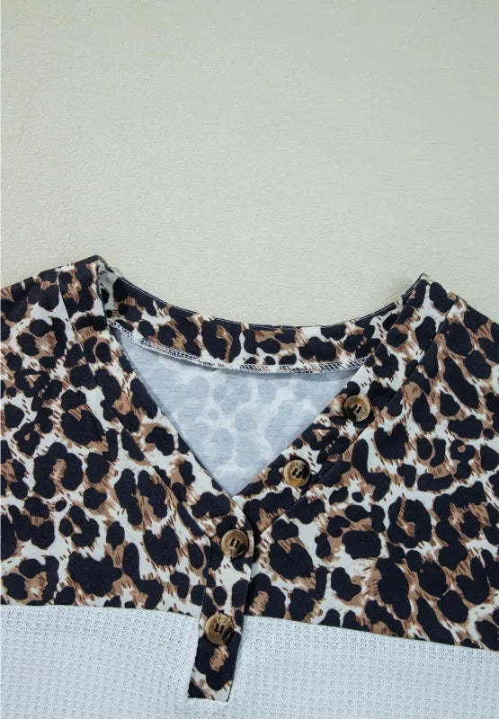 Blusa de Punto Waffle con Estampado Leopardo y Cuello V – Mujer