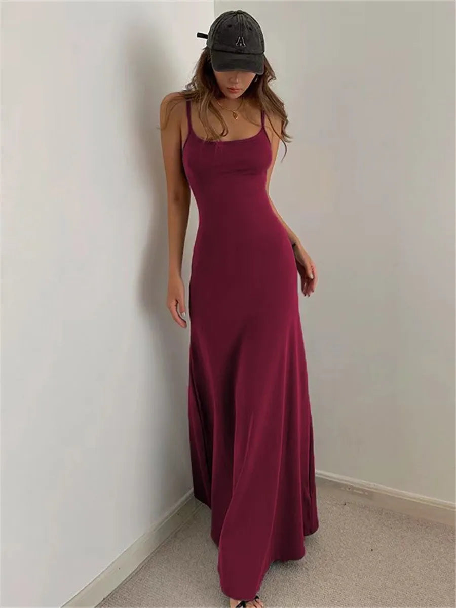 Vestido Bodycon Ceñido sin Mangas — Abertura Lateral y Tirantes Finos